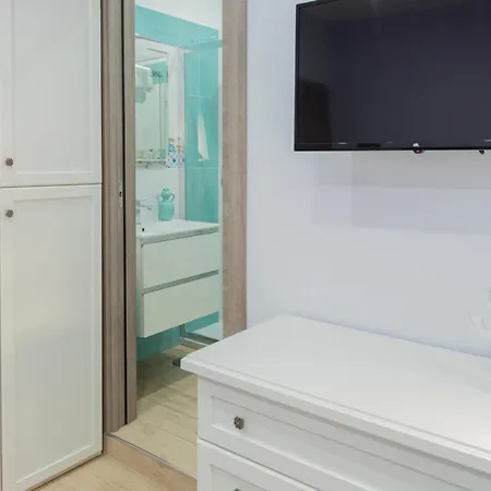 Symphony House לינה וארוחת בוקר 4*